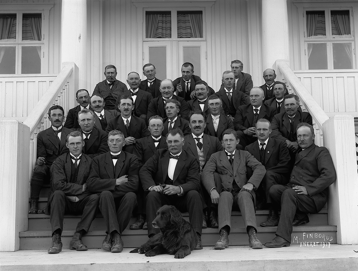 Martin Finborud, Nes Sangforening på Fredvang. 1. rekke nr. 2 f. v. Karl Bye, nr. 3 Gudbr. Heiberg. 2. rekke nr. 2 f. v. Simen Børud, nr. 4 Dirigent Erik Bølviken. 3. rekke nr. 2 f. h Ole Røhnebekk.