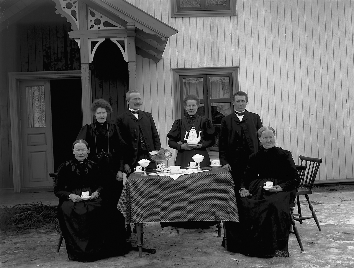 Martin Finborud, Familien Solberg på Gjestvang nedre, Nes, Hedmark. Sittende foran til venstre er Gunhild Andersdatter Solberg (1835-1919) og hennes søster Karen Marie Andersdatter Solberg (1839-1912). Bak står fra venstre Guri Beatha f.1879, Harald (1874-1957), Anne (1871-1966), Peder f.1867.