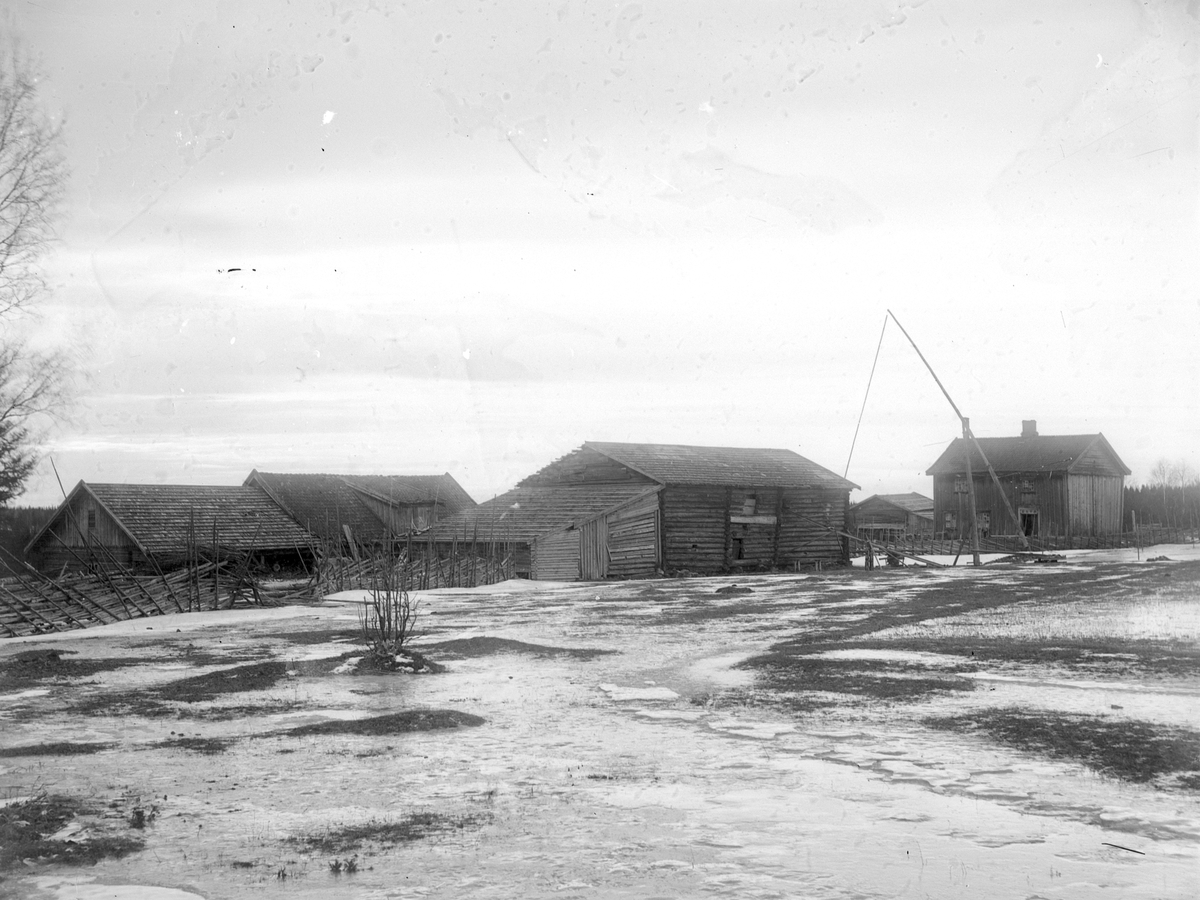 Martin Finborud, Knatterud, Nes, Hedmark. Gardstun med tømmerhus. Vippebrønn.