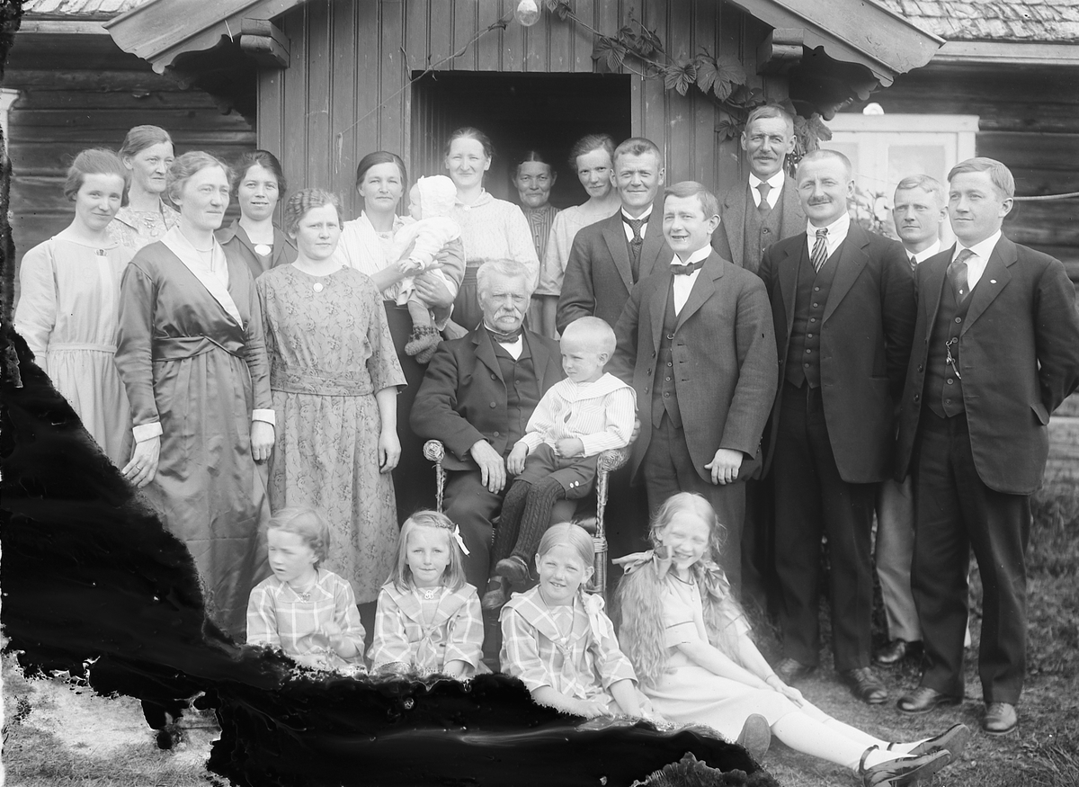 Oscar Løberg, Familiegruppe 22, Tømte. Nr. 3 f. v. er fru Saugstad, Saugstad helt t. h. Nr. 2 f. h. er Tømte. Navn se HHB-00348