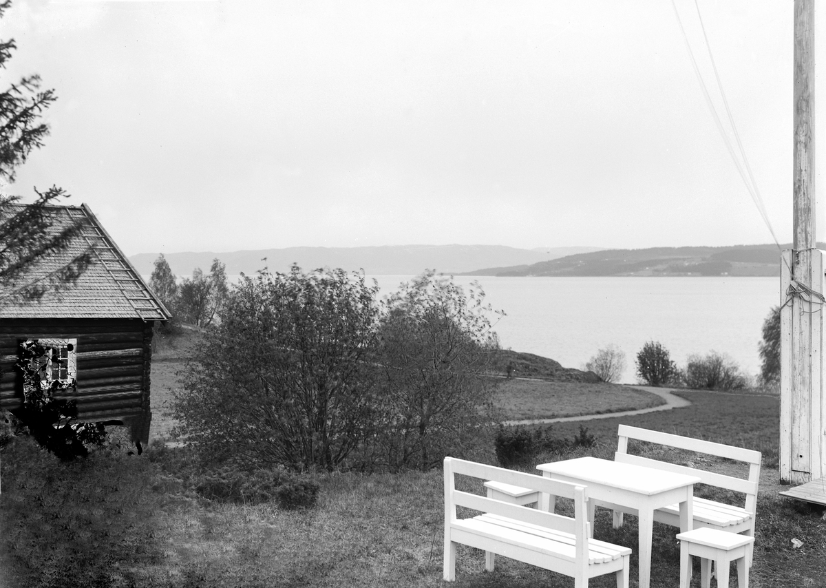 Oscar Løberg, HEDMARKSMUSEET, Domkirkeodden, Flaggstanghaugen med utsikt utover Mjøsa. Hagemøbler.
