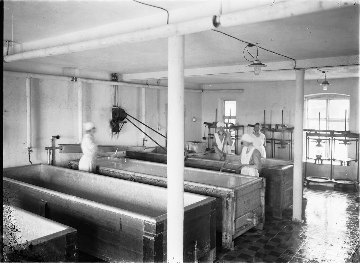 Oscar Løberg, INTERIØR. HEDMARK MEIERI. DAMER I ARBEID. Produksjon av ost, ystekar. Kvinnearbeid.