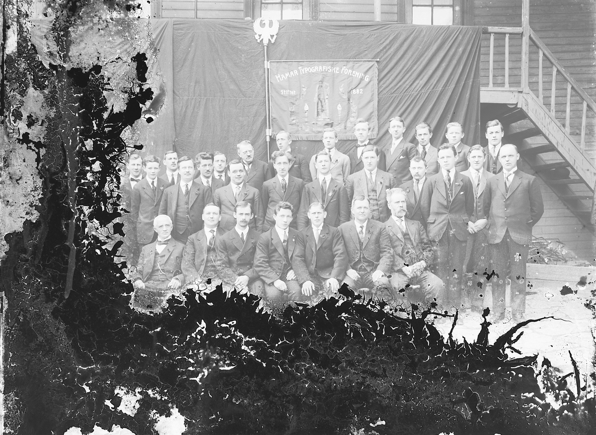 Oscar Løberg, GRUPPE 29. FANE HAMAR TYPOGRAFISKE FORENING, Stiftet 1882. 1 rekke f. v. Chr. Pedersen, Ole Mæhlum, Ysti, Carl Haave, Oskar Larsen, Enok Morbeck og Peder Larsen. 2. rekke Jens pedersen, Paul Bakke, Anders Mæhlum, Einar Østhagen, Einar Løken, Bye, Øvregaard, Rudolf Ørbak, Walther Lie og Jens Flagsta…