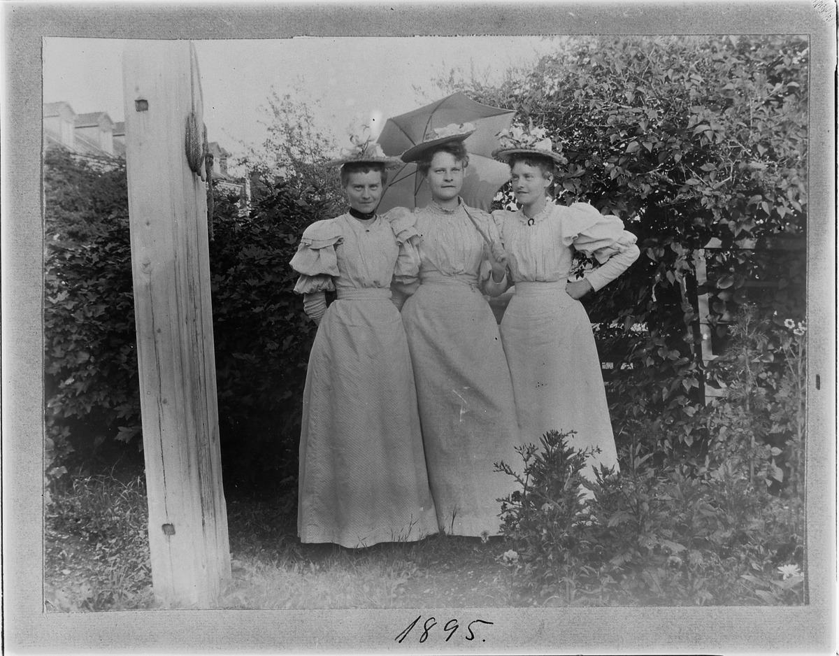 Johan Albert Steen, STRANDGATEHAGEN, Hamar. 3 DAMER, STEEN.