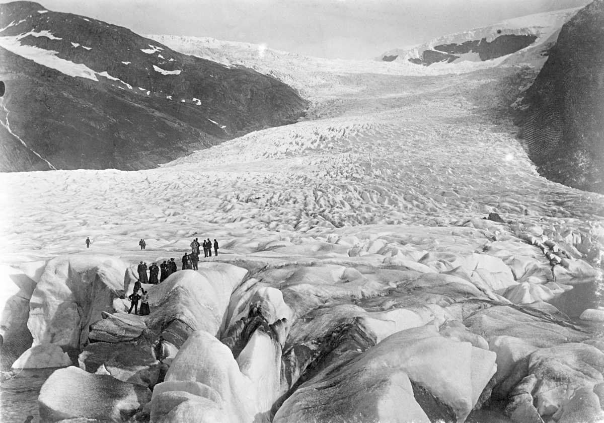 Johan Albert Steen, Svartisen, Meløy i Nordland. Isbree, glacier. Turister på isbreen. Engabreen, Foto Albert Steen, 06. 07. 1897.