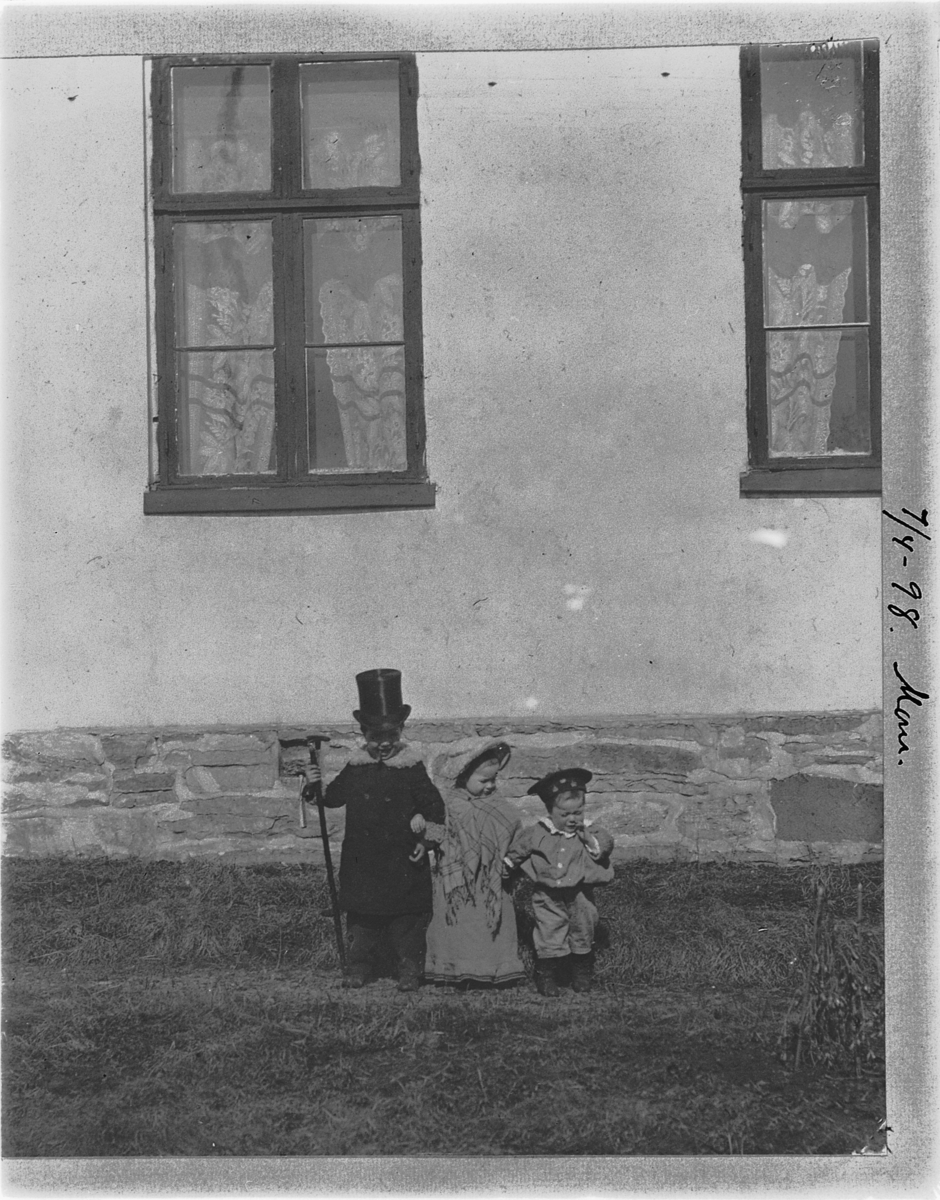 Johan Albert Steen, 3 BARN UTKLEDD. FRA VENSTRE FRIDTJOF, ASTRID OG THORBJØRG GODAGER. Tre søsken, bodde tvers over kvartalet fra fotograf Steen.