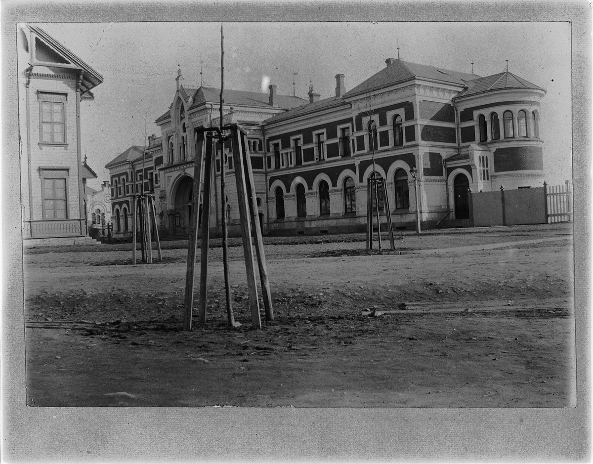 Johan Albert Steen, HAMAR JERNBANESTASJON. STASJONSBYGGNINGEN.