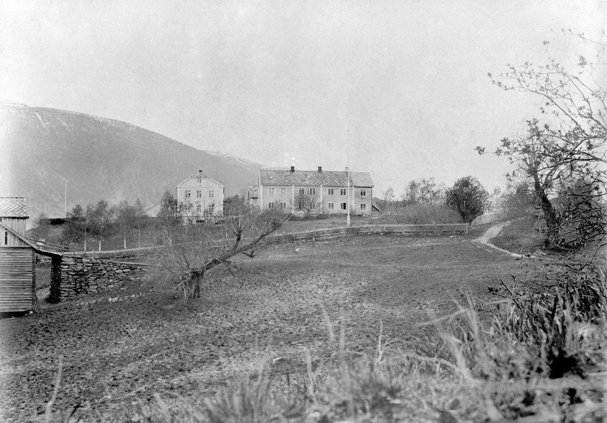 Johan Albert Steen, HUNDORP GARD i Sør-Fron (Gudbrandsdal FOLKEHØGSKOLE).