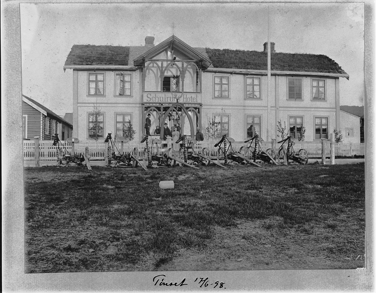 Johan Albert Steen, TYNSET, SCHULRUDS HOTELL, SLÅMASKINER UTSTILT I FORGRUNNEN, HESTEREDSKAP.