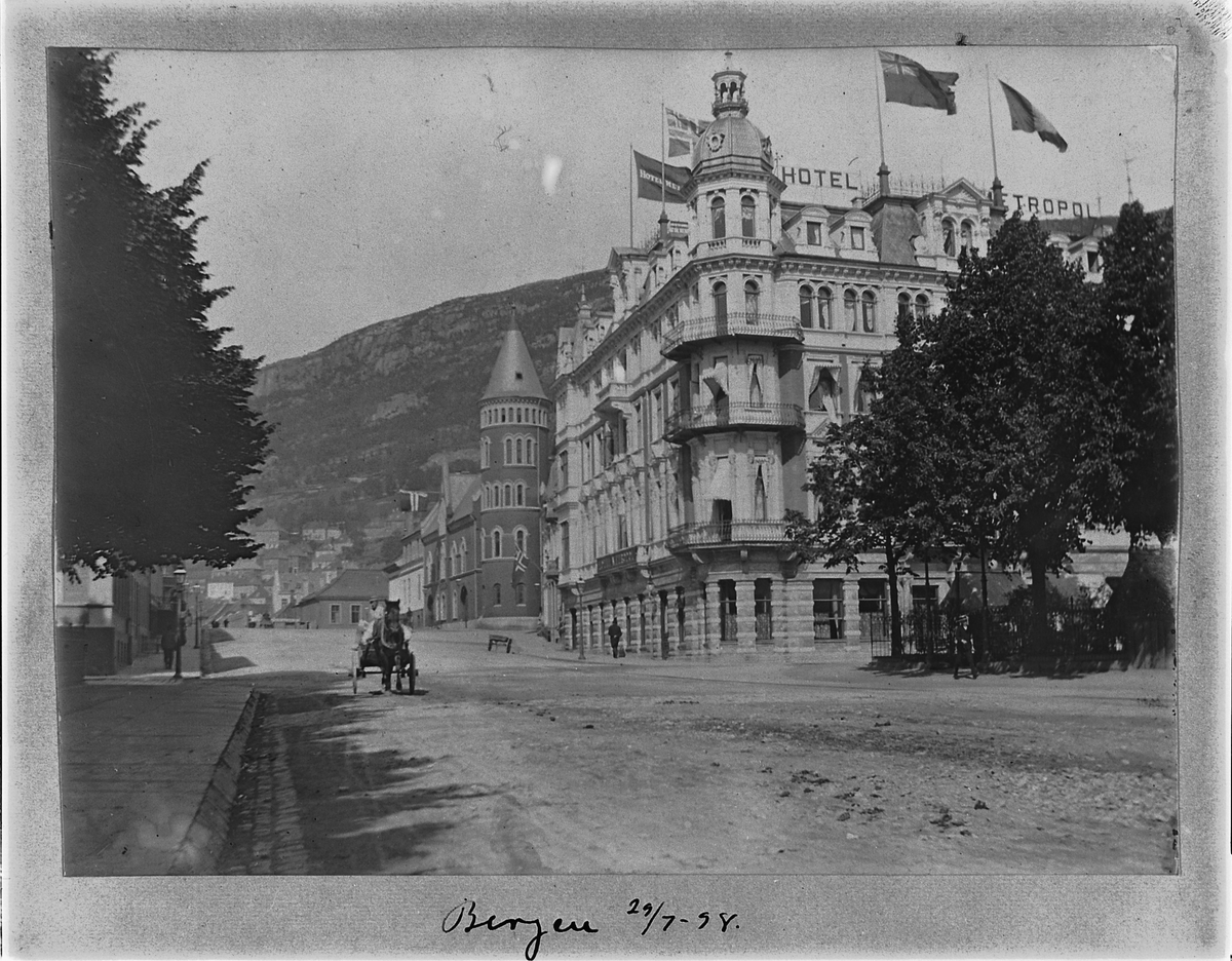 Johan Albert Steen, BERGEN. GATEPARTI, hest og kjerre. HOTEL METROPOL.