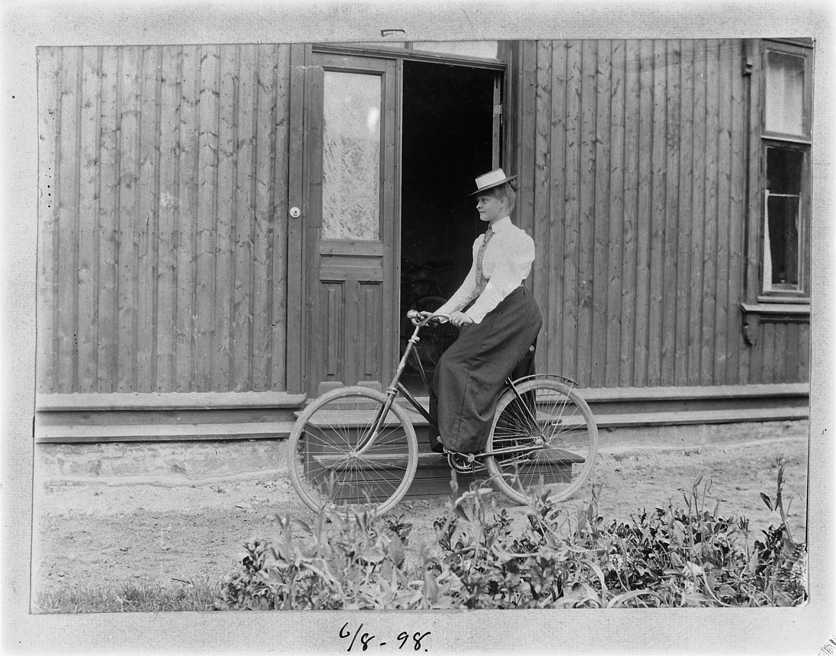 Johan Albert Steen, DAME PÅ SYKKEL FORAN HUS.