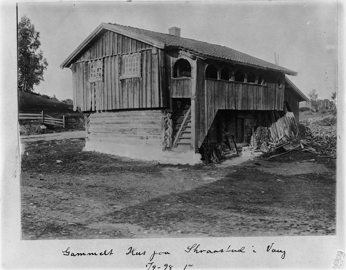 Johan Albert Steen, HEDMARKSMUSEET. HDH. 13 SKRÅSTADLOFTET. HUSET FØR DET BLE FLYTTET TIL MUSEET I 1913-14, FRA SKRÅSTAD I VANG.