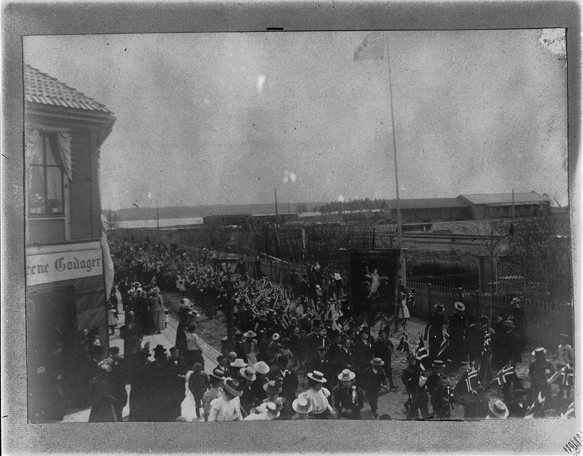 Johan Albert Steen, HAMAR. STRANDGATA. 17. MAITOG. MYE FOLK. FLAGG. Sett fra fotograf Steens vindu.