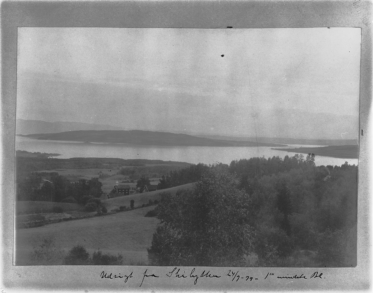 Johan Albert Steen, Utsikt fra skistua på Alhaug, Hedmarkstoppen. Utsikt mot Mjøsa og Helgøya. 24.9-1899.