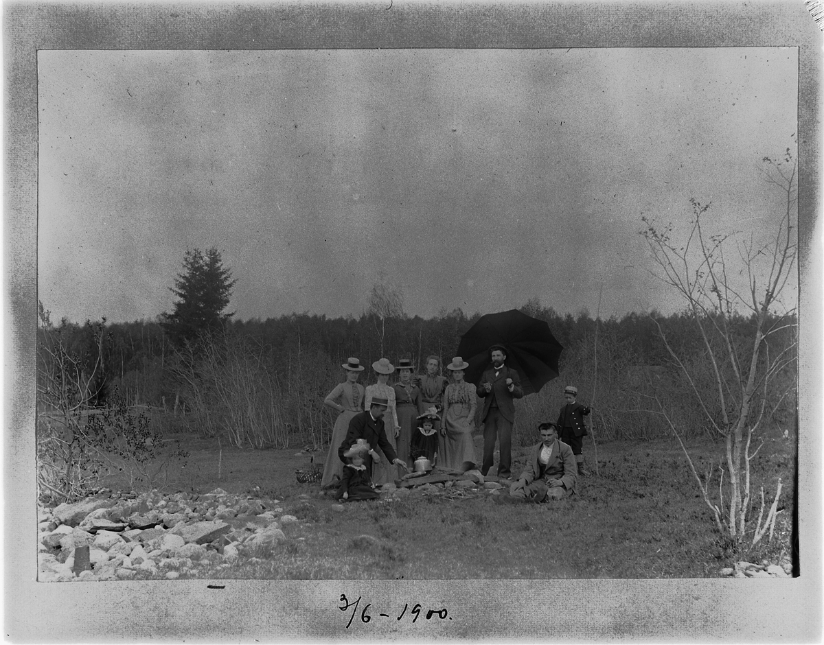 Johan Albert Steen, GRUPPE 11 UKJENTE BARN OG VOKSNE, PARAPLY, PICNIC. 3-6-1900.