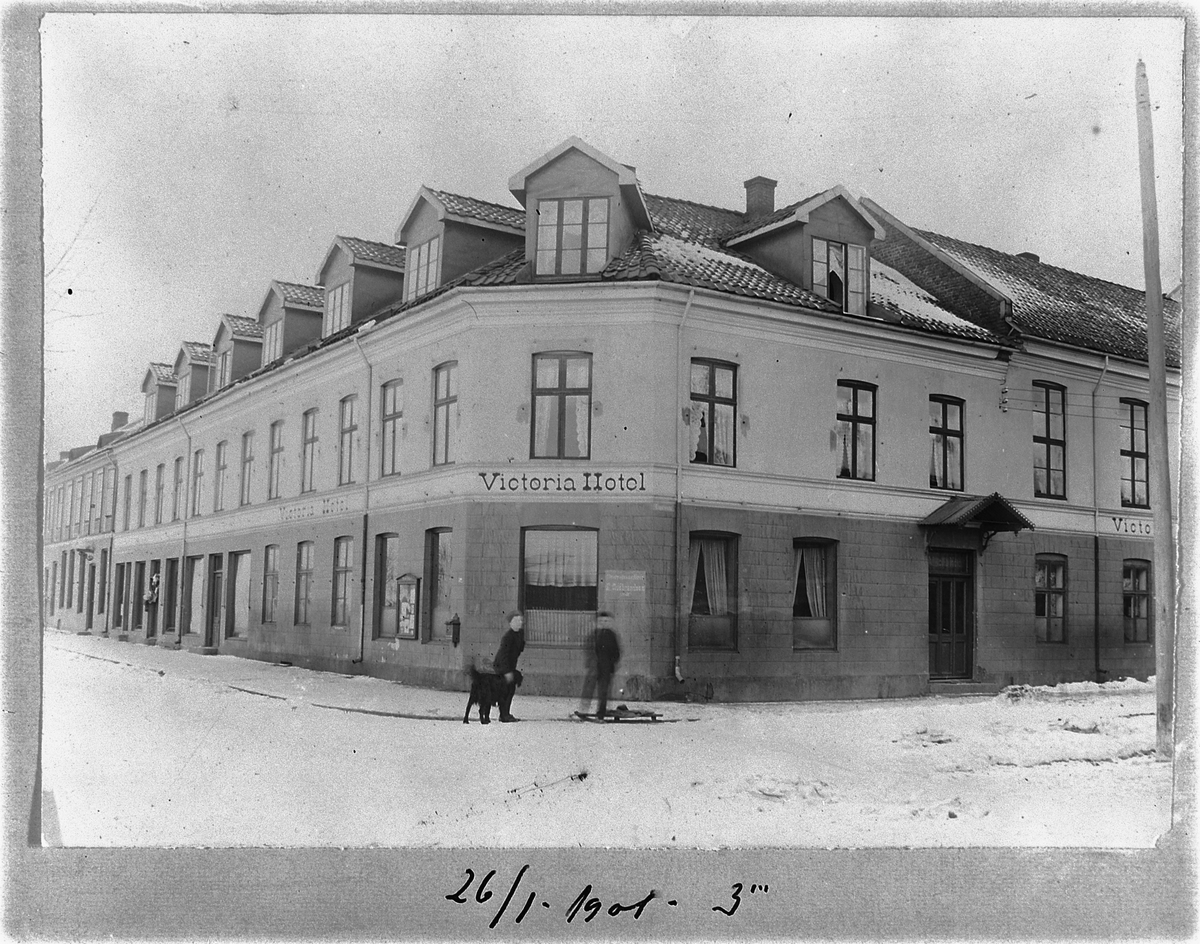 Johan Albert Steen, VICTORIA HOTEL, STRANDGATA, ENGGATA. HAMAR, EKSTERIØR VINTER, TO UKJENTE BARN, 26-1-1901.