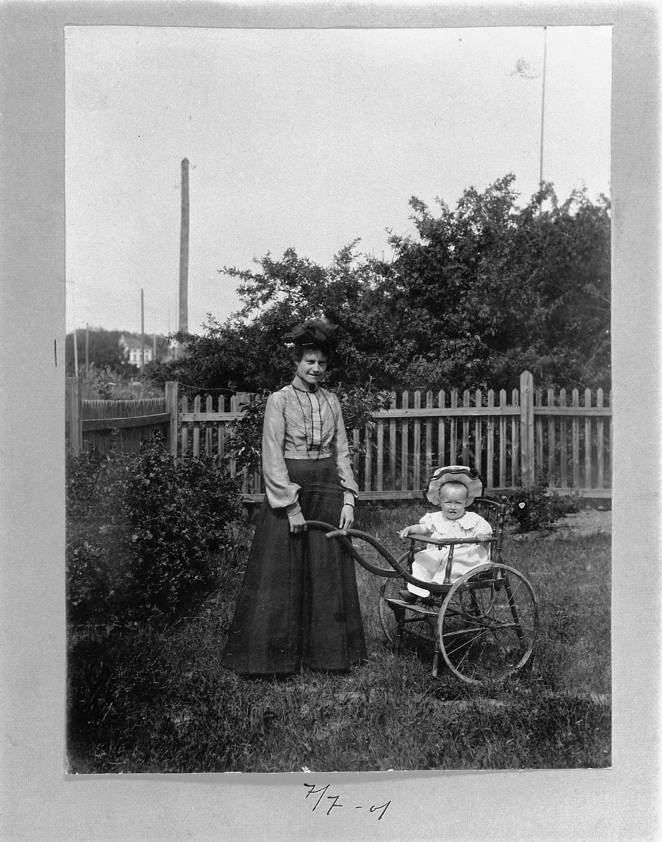 Johan Albert Steen, MOR OG DATTER, BARNEVOGN, KJOLE, STRANDGATEHAGEN, HAMAR, 7-7-1901.