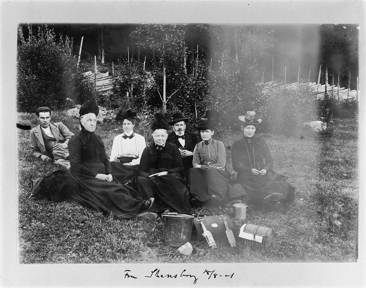 Johan Albert Steen, STENSBERG, GRUPPE 7 KVINNER OG MENN, UKJENTE, " PICNIC ", NISTEMAT. 15-8-1901.