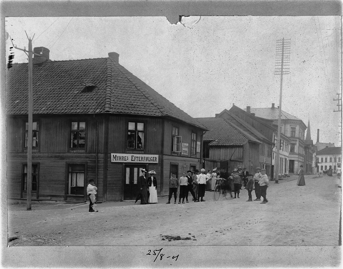Johan Albert Steen, Myhres Efterfølger, Torggata 42, barn og voksne i gata. 25-8-1901. Krysset Torggata, Håkonsgate.