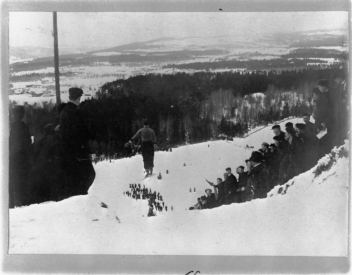 Johan Albert Steen, GRESSBYBAKKEN, FRAMBAKKEN, BRUMUNDDAL, HOPPRENN, HOPPER I SVEVET PUBLIKUM, SKIRENN. 16-2-1902.