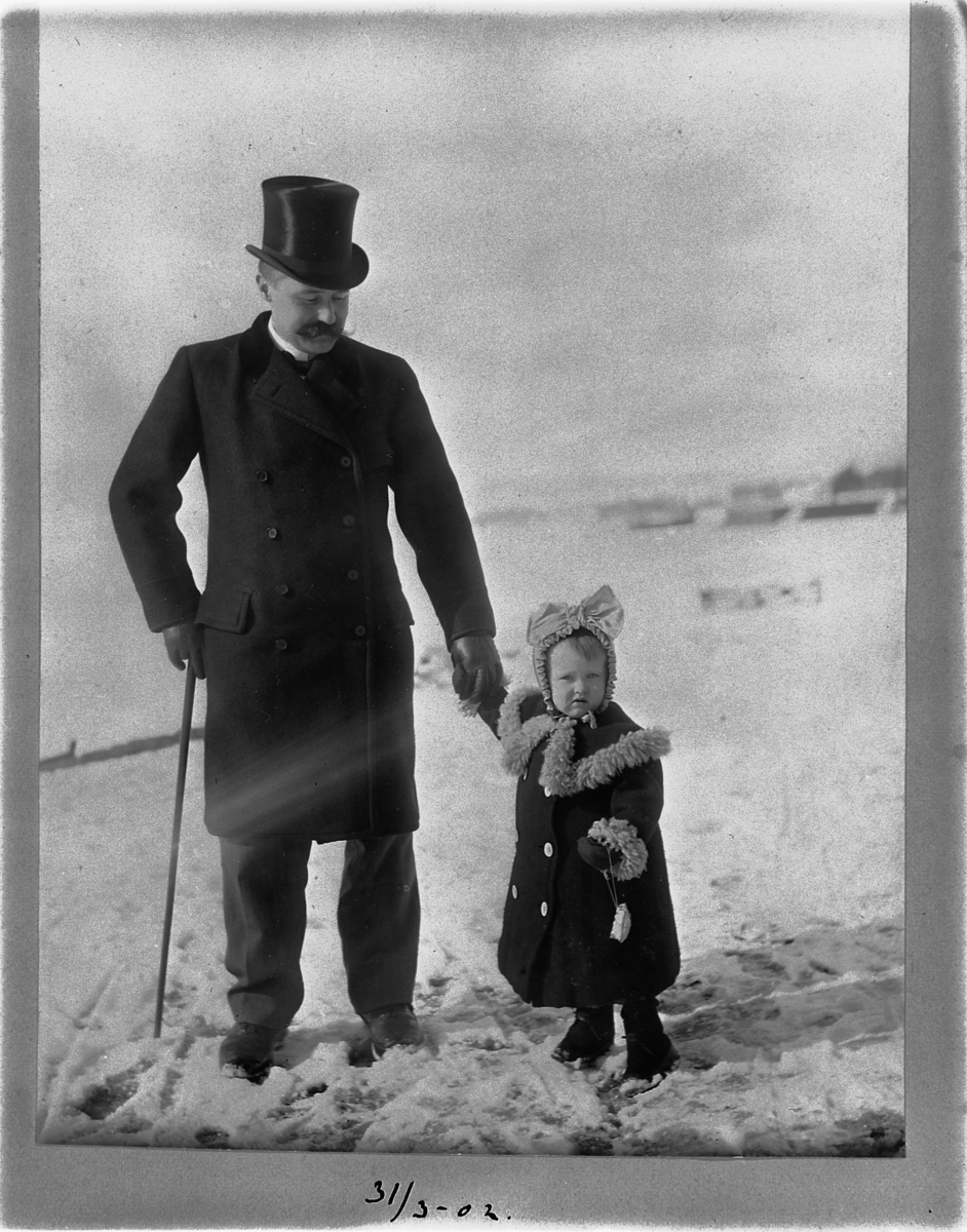 Johan Albert Steen, FAR OG DATTER, LANGS MJØSA, HATT OG SPASERSTOKK, 31-3-1902.