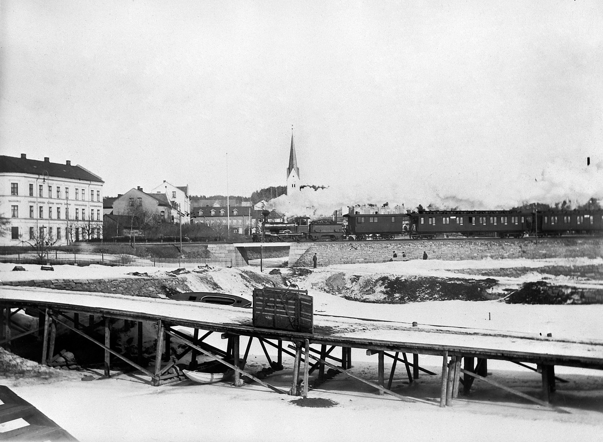 Johan Albert Steen, HAMAR BRYGGE, VINTER, kirke, JERNBANETOG, DAMPLOKOMOTIV. 6-4-1902.