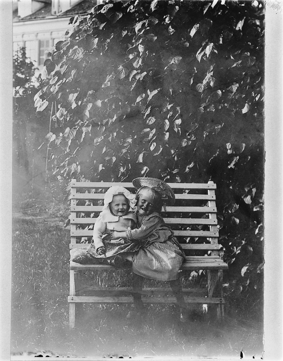 Johan Albert Steen, STEENS TO BARN, UKJENT NAVN, PÅ BENK I STRANDGATEHAGEN, HAMAR. 1903.