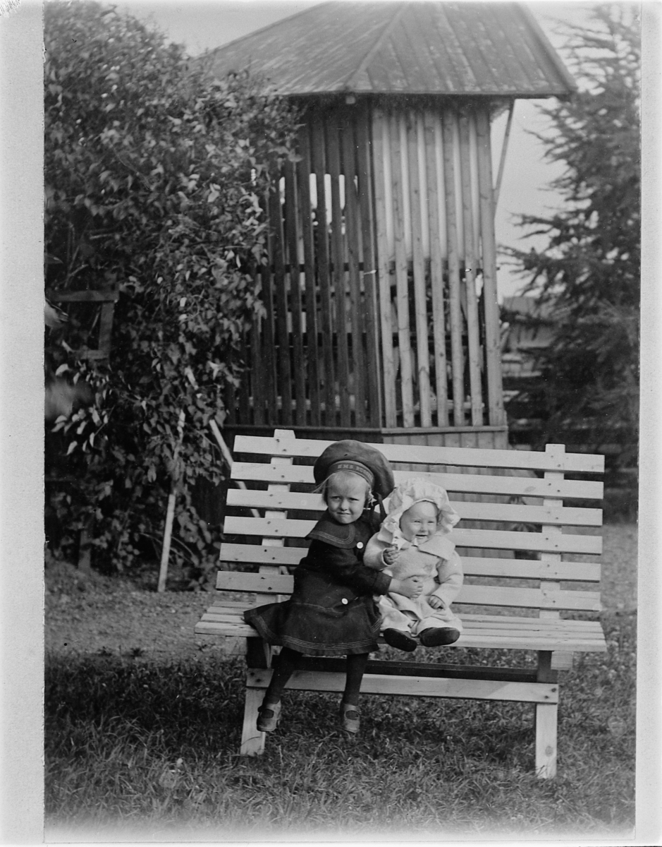 Johan Albert Steen, STEENS TO BARN, UKJENT NAVN, PÅ BENK I STRANDGATEHAGEN, HAMAR. 1903.