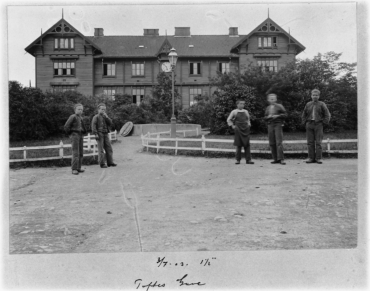 Johan Albert Steen, Gutter foran hovedbygningen på Toftes Gave, Nedre Sund, Helgøya den 3-7-1903.