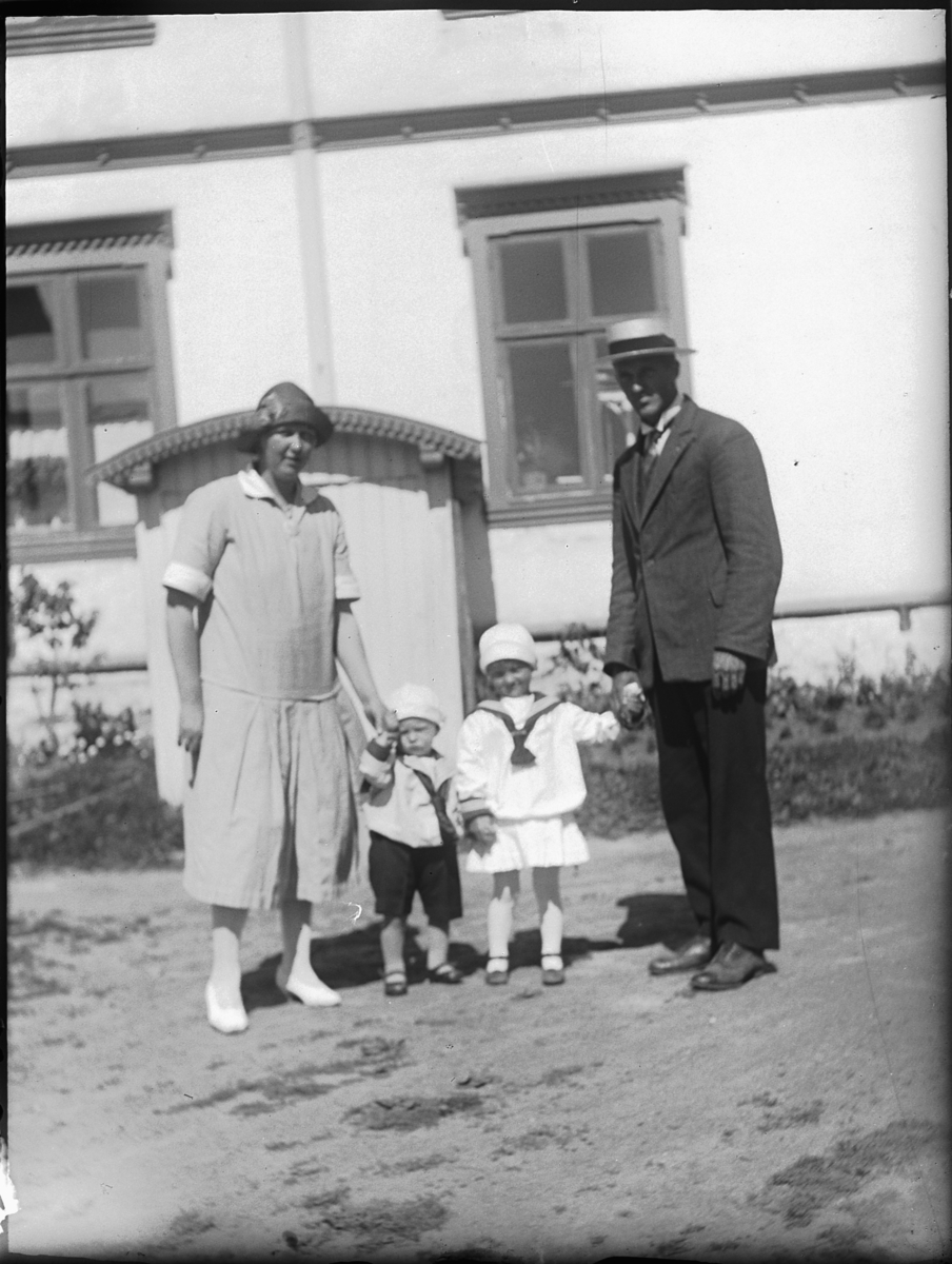 Ole M Martinsen, Ukjent familie med to barn.