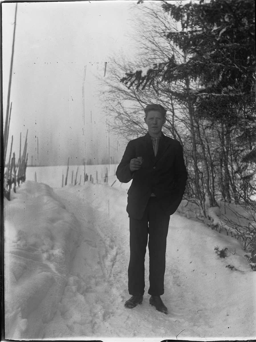 Ole M Martinsen, Ukjent mann ute, vinter. Holder ei pipe?