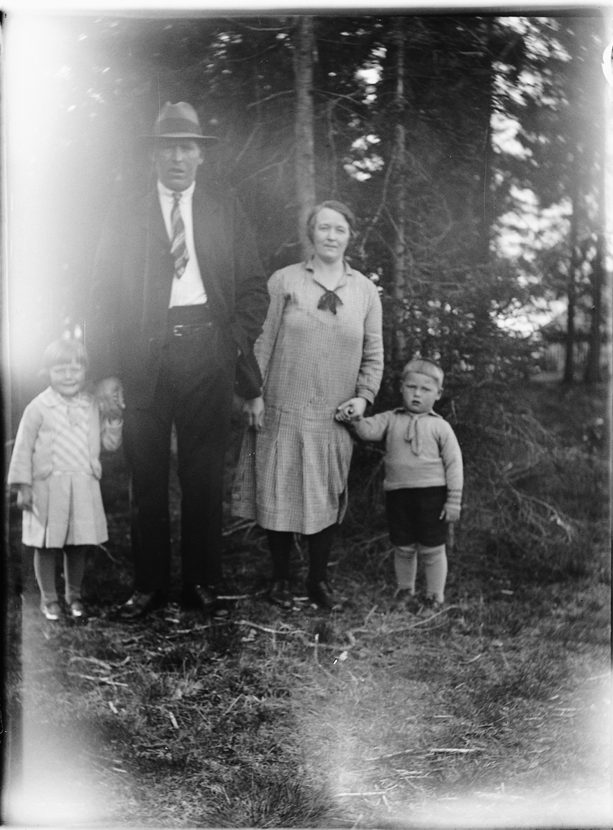 Ole M Martinsen, Eksteriør, skog. Ukjent gruppe, familie, to barn.