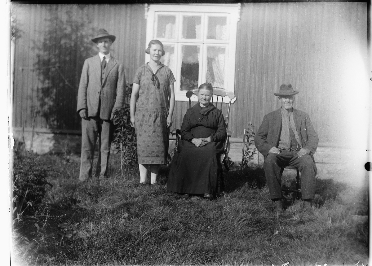 Ole M Martinsen, Eksteriør, ukjent hus. Ukjent gruppe, familie. Gyngestol.
