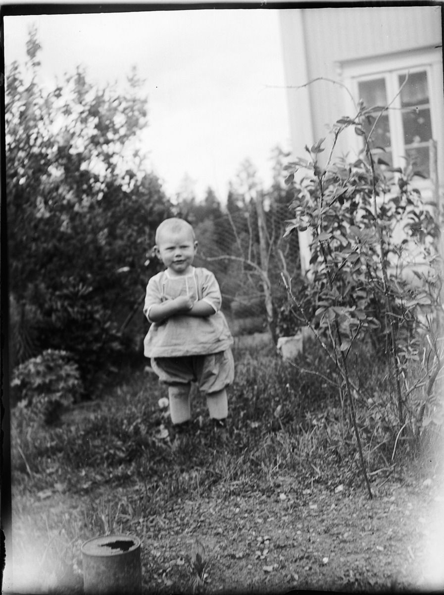 Ole M Martinsen, Ukjent barn i en hage.