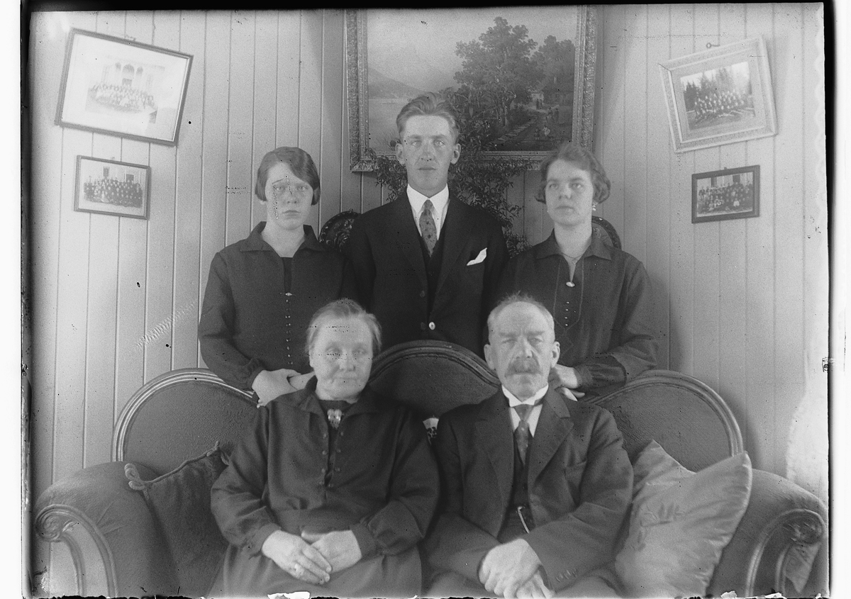 Ole M Martinsen, Interiør, stue. Ukjent gruppe, familie.
