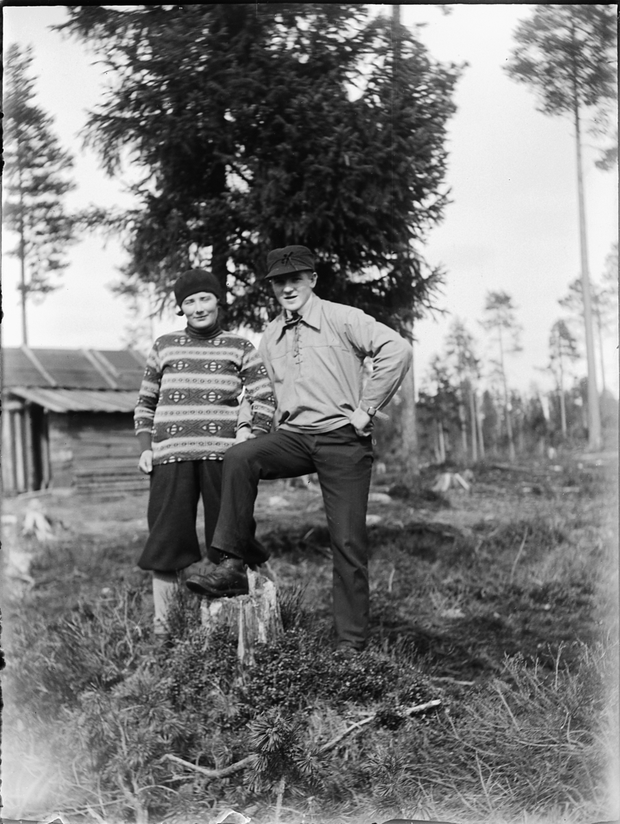 Ole M Martinsen, Eksteriør, skog, hytte. Ukjent kvinne og mann.