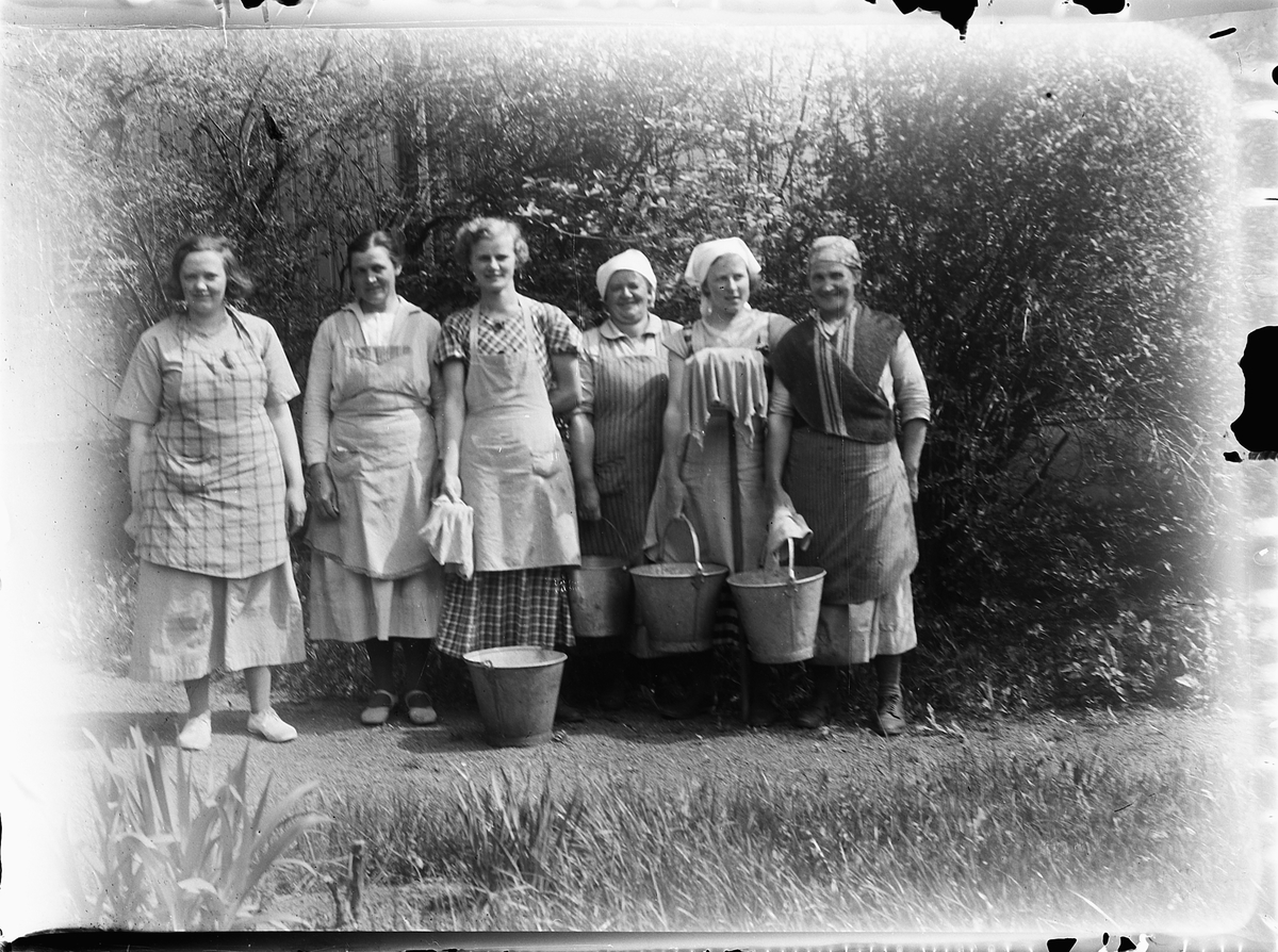 Mikkel Sveinhaug, GRUPPE 6 UKJENTE KVINNER, STORVASK PÅ TINGVANG 1937, SINKBØTTER.