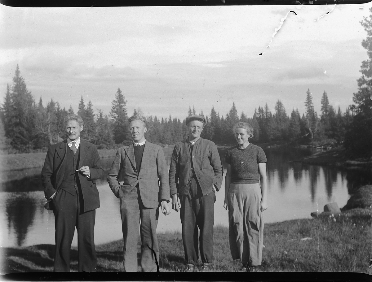 Mikkel Sveinhaug, LENSMANNSBETJENTENE NILSEN OG JEVANORD, OG TRYGVE OG JULIE SOLBAKKEN VED ÅSTA, KVARSTADSETRA i Ringsaker.