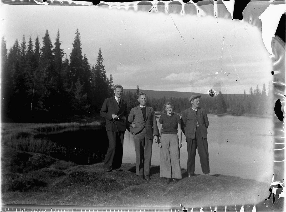 Mikkel Sveinhaug, LENSMANNSBETJENTENE NILSEN OG JEVANORD, JULIE OG TRYGVE SOLBAKKEN VED ÅSTA, KVARSTADSETRA i Ringsaker. SEPTEMBER 1937.