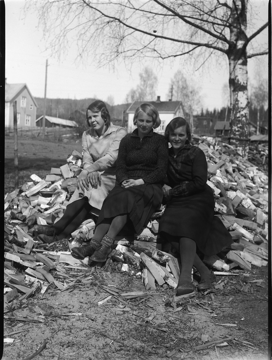 Mikkel Sveinhaug, GRUPPE 3 UKJENTE KVINNER.