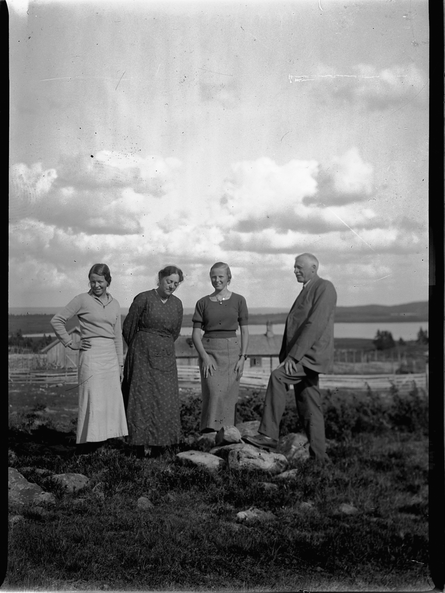 Mikkel Sveinhaug, F. V. TITTI BOLSTAD, GØNNER SVEINHAUG, MAGNHILD BOLSTAD OG JAKOB BOLSTAD, AKSJØEN, Ringsaker 1934.