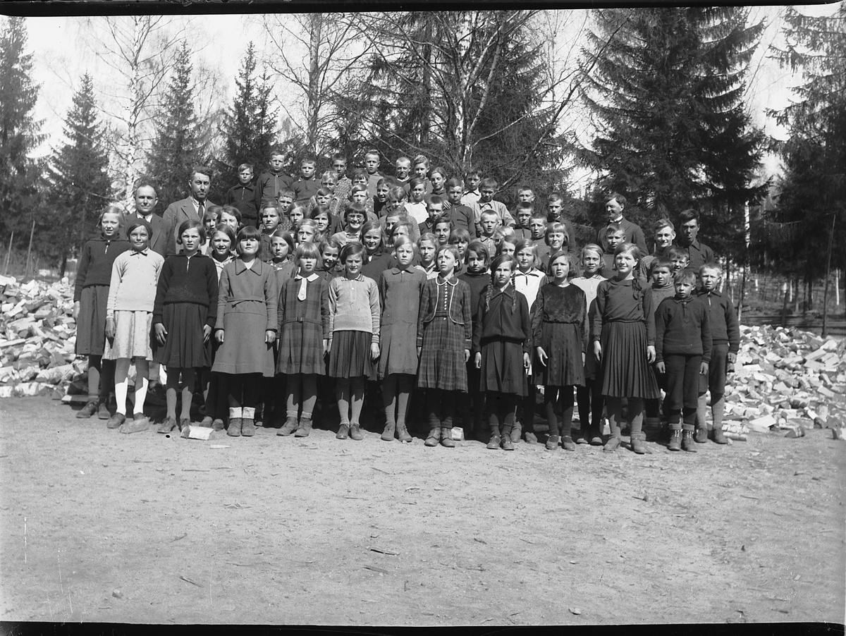 Mikkel Sveinhaug, KILDE SKOLE, MOELV, STOR GRUPPE ELEVER, LÆRER MÆHLUMSHAGEN NR. 3 2 REKKE F. V.