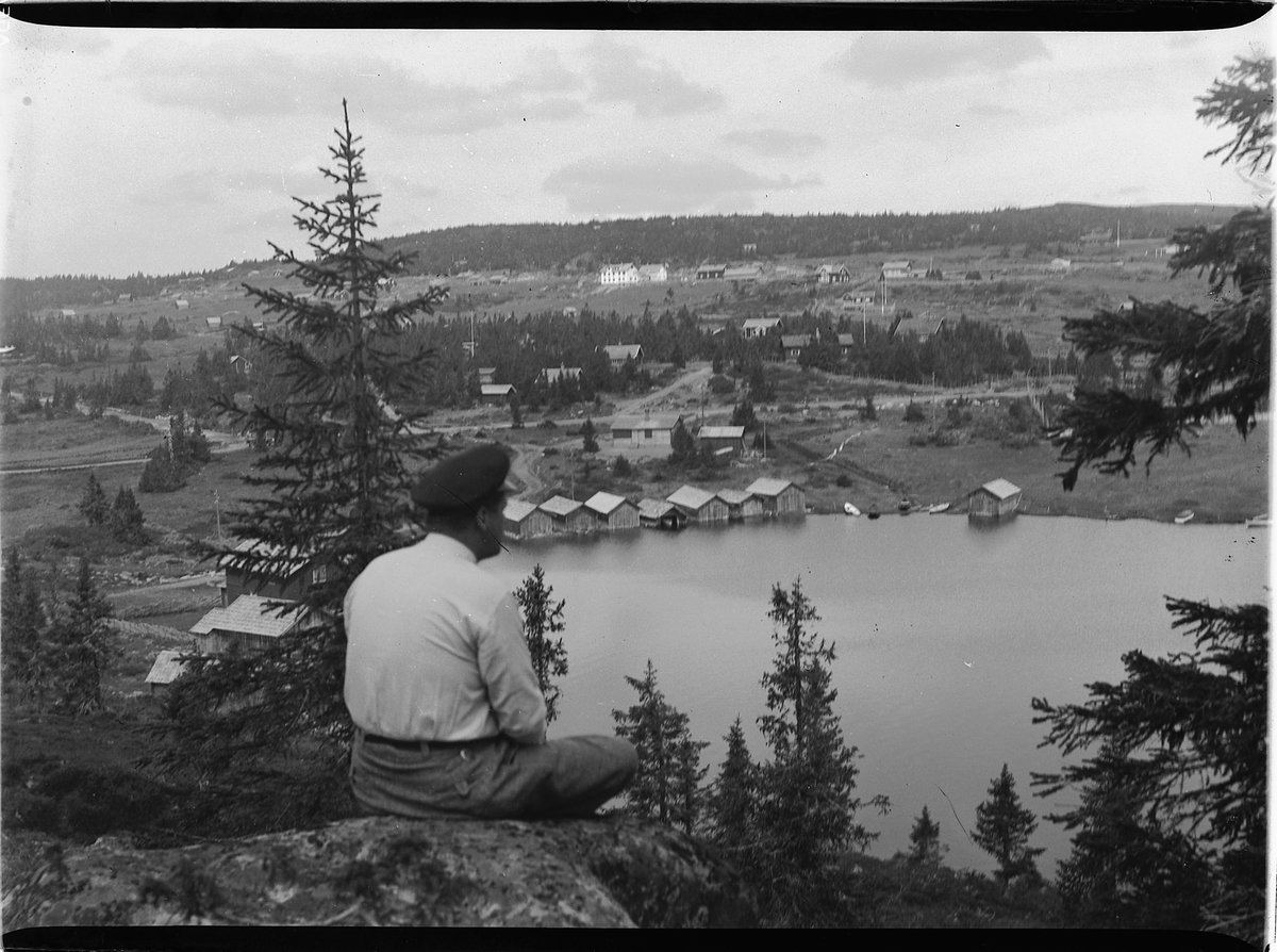 Mikkel Sveinhaug, UTSIKT MOT SJUSJØEN, BÅTNAUST, LENSMANNSBETJENT ØSTBY I FORGR. 4-6-1936.