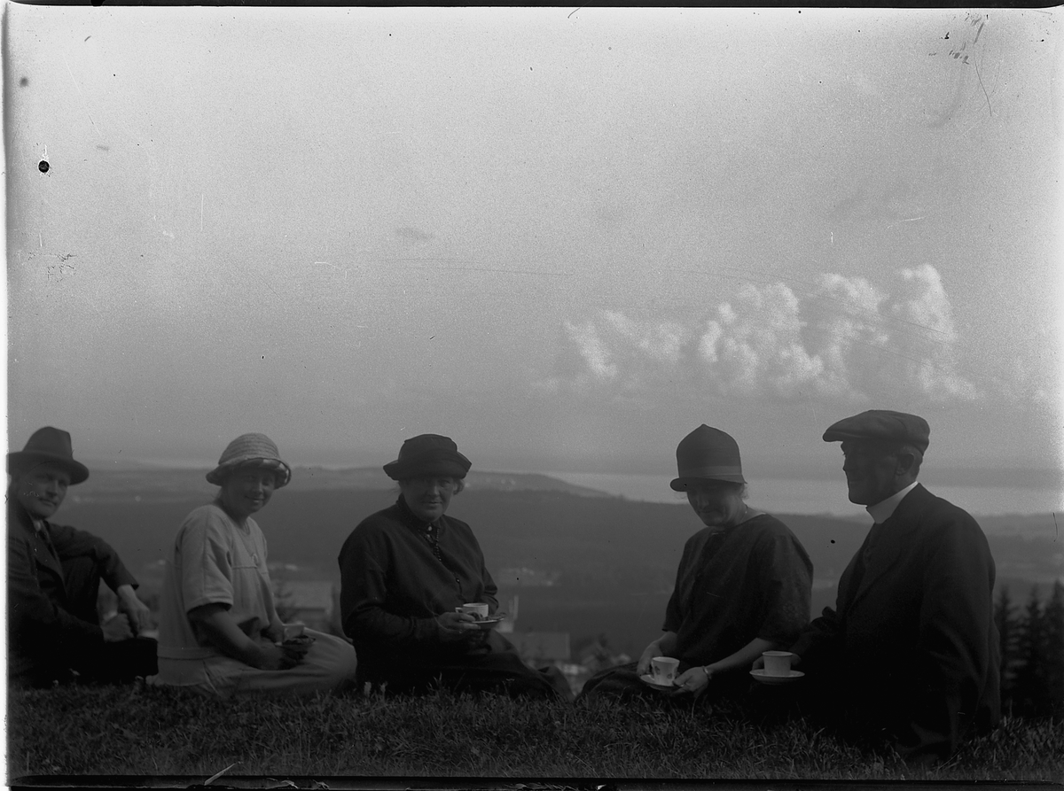 Mikkel Sveinhaug, TUR TIL TOTEN, KAFFERAST. F. V. H. SIMENSTAD OG FRUE, MIMI LØKEN, GUNNAR BERG OG FRUE 1926.