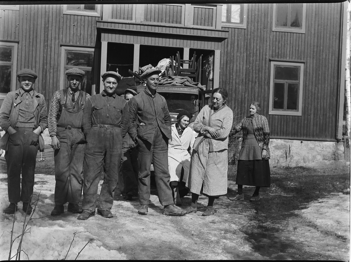 Mikkel Sveinhaug, BJØRNERUDGÅRDEN I MOELV. KJØRING AV FLYTTELASS. F. V UKJENT, PAUL ENG, LARS SKAR, KRISTIAN MYHR, BAK ASBJØRN KRISTIANSEN, DE ANDRE UKJENTE, 1935.