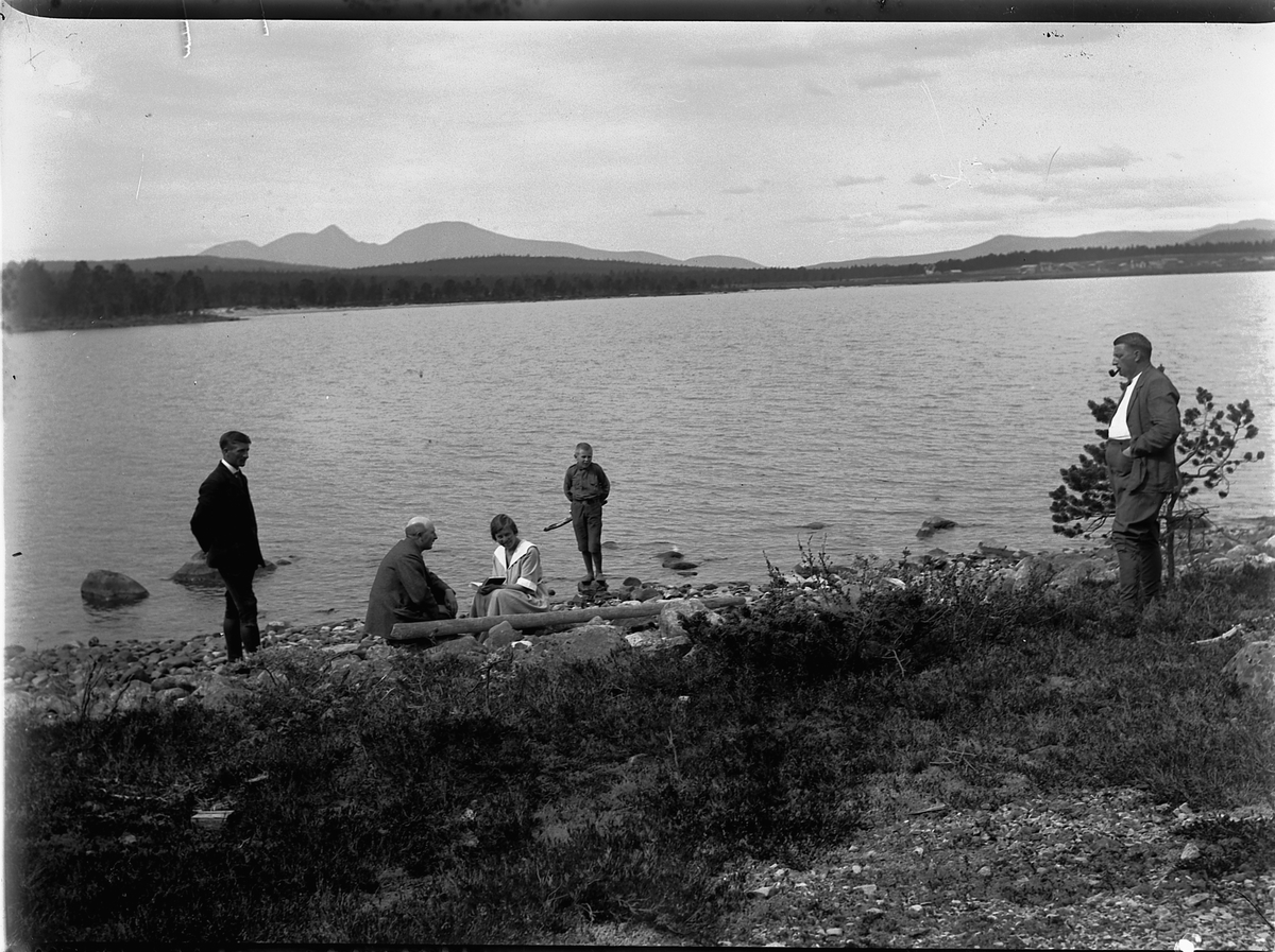 Mikkel Sveinhaug, SOMMERKVELD VED FEMUNDEN. F. V. BRATTBAKKEN, K. M. JØRGENSEN OG KONE, SØNNEN KNUT OG JEVNE.