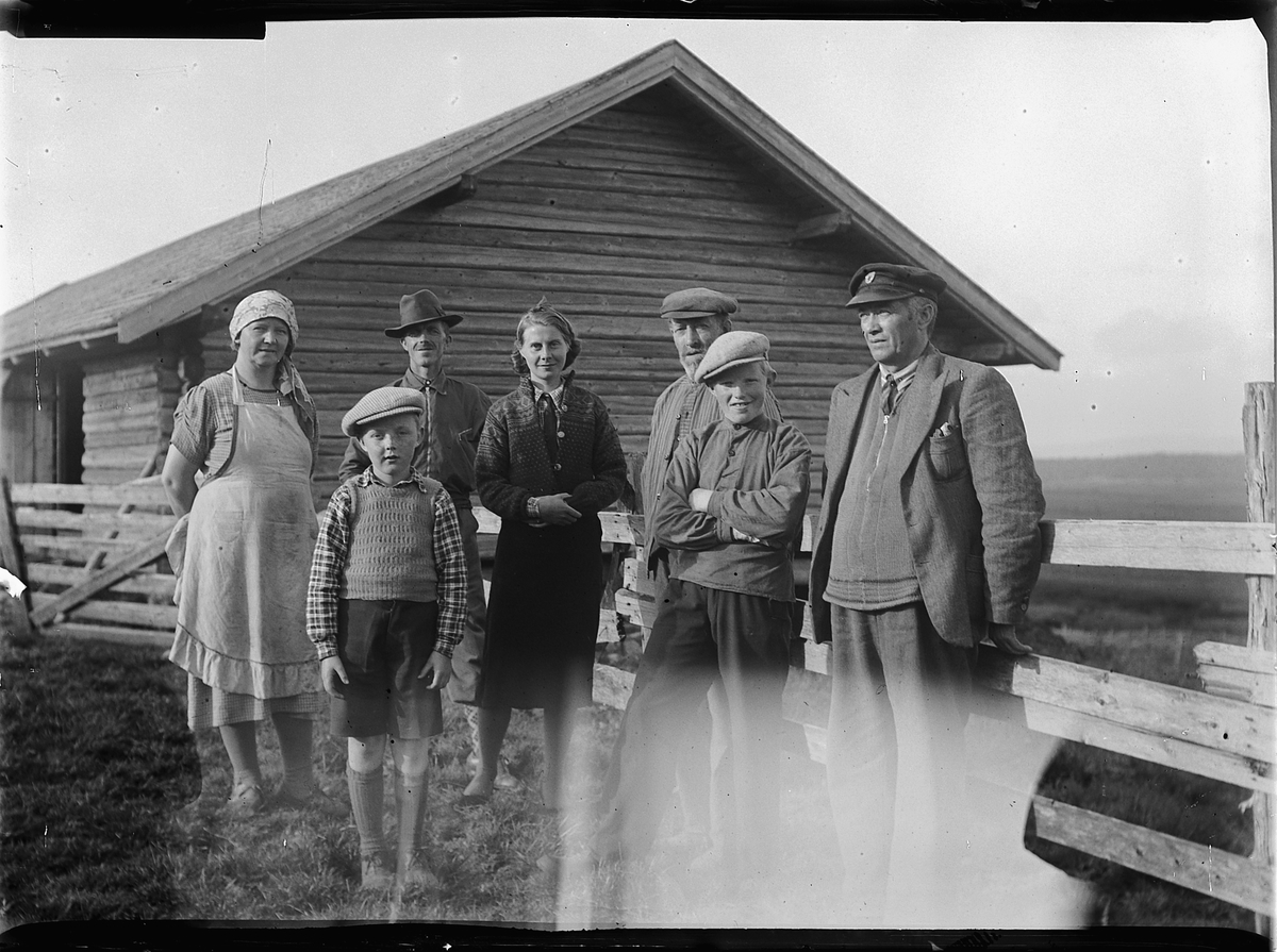 Mikkel Sveinhaug, AKSJØEN, Ringsaker 1939, F. V. BUDEIE PETRA AASET, OLAF SANDSENGEN, BYGGMESTER KRISTIAN SANDSENGEN, UKJENT, OLE NERSVEEN, OLE MAURUD OG PETTER TOFTE.