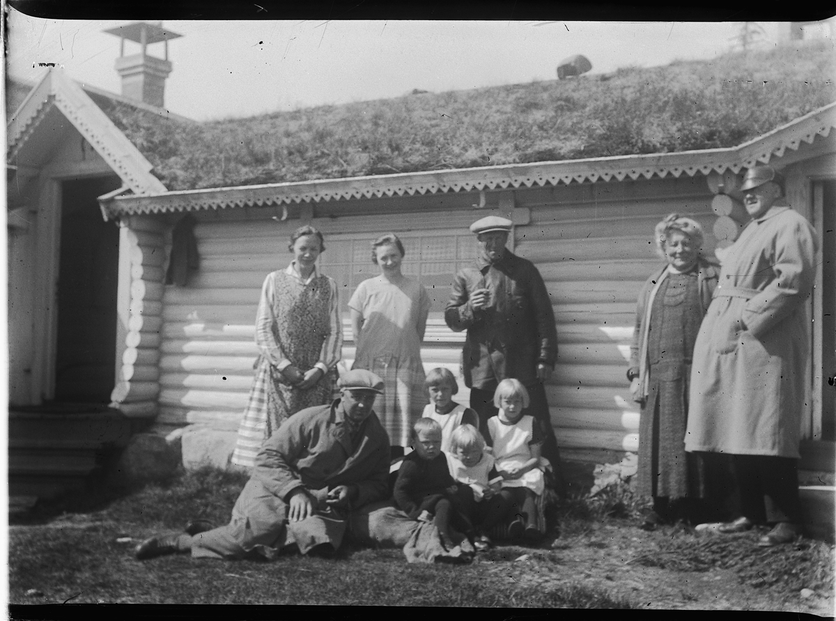 Mikkel Sveinhaug, GRUPPE 9 UKJENTE I HYTTEVEGGEN PÅ FJELLHAUG SOM VAR FØRSTE HYTTA PÅ LJØSHEIM, Ringsaker, OPPFØRT AV JULIUS OLSEN.