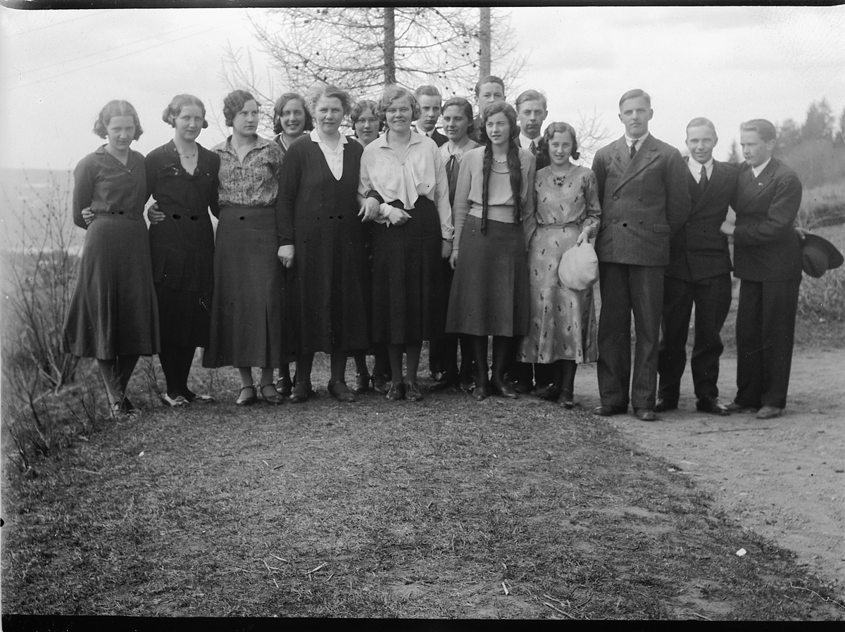 Mikkel Sveinhaug, GRUPPE 16, KVINNER OG MENN, FYLKESSKOLEN VÅREN 1923. NR. 3 F. V. MAGNHILD HVERVEN, 5 HUSHOLDNINGSLÆRER BERTHE KNUDSEN, NR. 15 BØ.