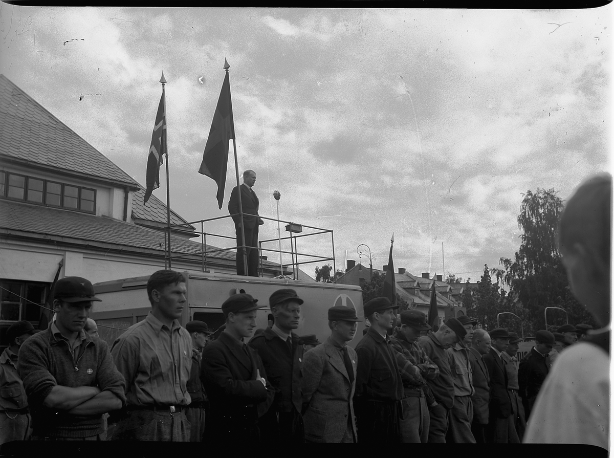Mikkel Sveinhaug, NASJONAL SAMLING HOLDER TORGMØTE. Vidkun Quisling taler.